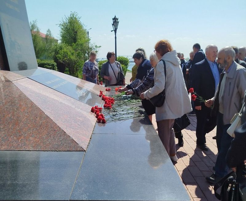 Цветы на обелиске и слова благодарности - в честь ликвидаторов самой страшной катастрофы века
