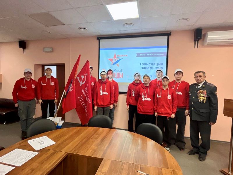 В Сызрани транспортные полицейские вместе с Советом ветеранов и волонтерами приняли участие в Диктанте Победы