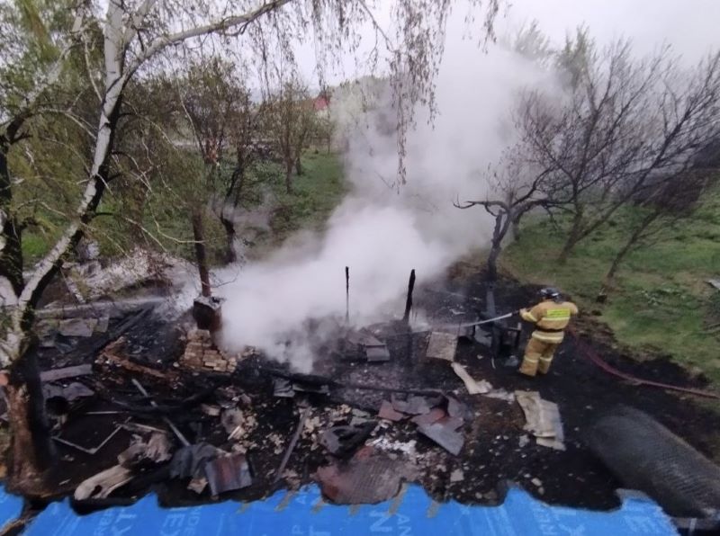 Горящую баню под Сызранью тушили максимально оперативно - огонь мог перекинуться на соседние здания