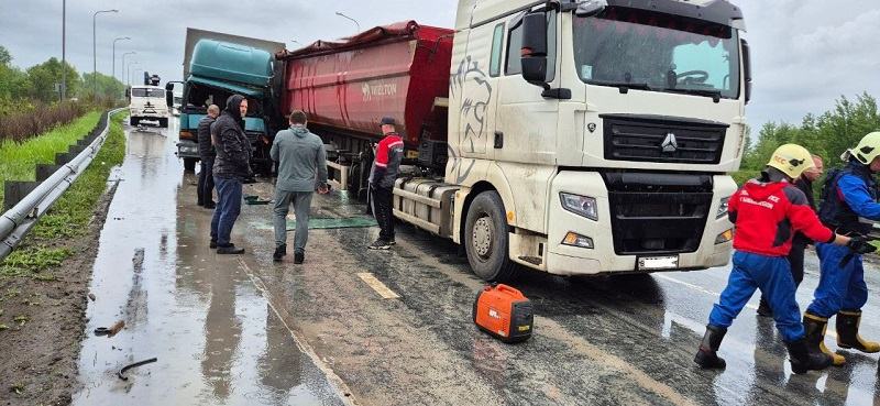Спасатели вызволяли водителя из стальных тисков после жёсткого ДТП в Волжском районе