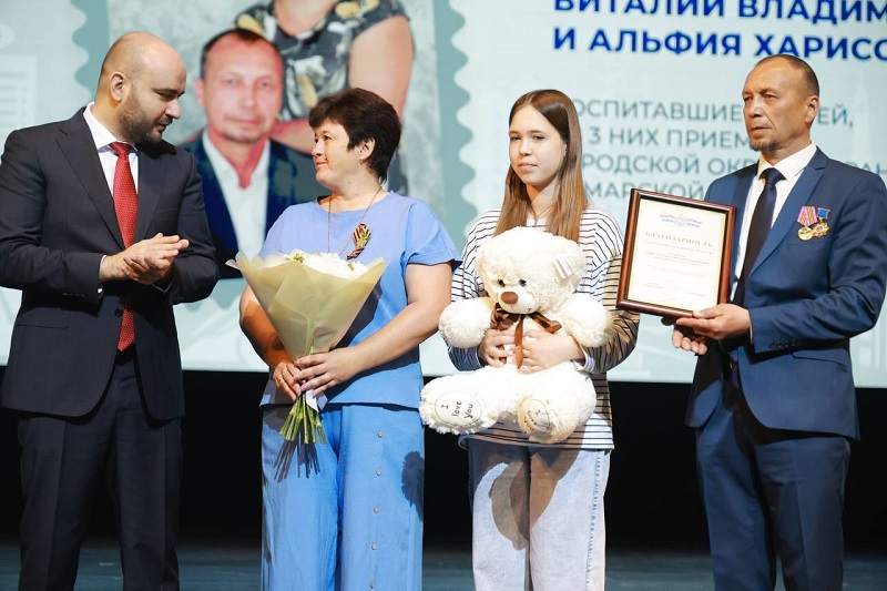 Семья из Сызрани получила губернаторскую награду за верность семье и Родине