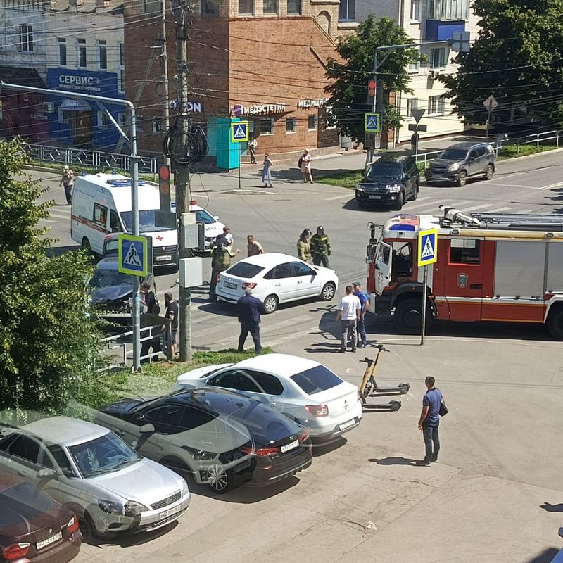 «Авария, жёстко»: автомобилистам приходится с осторожностью проезжать перекресток в Сызрани