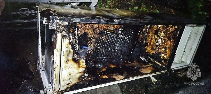 Неисправный холодильник спалил кухню: МЧС показал фото и напомнил о правилах безопасности перед отпуском
