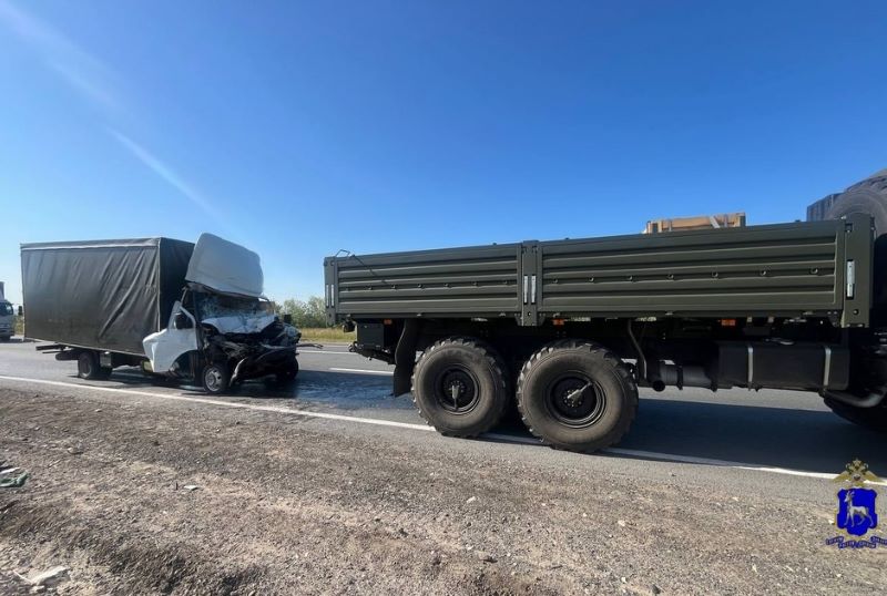 В Сызранском районе водитель ГАЗели с пассажирами влетел в КамАЗ