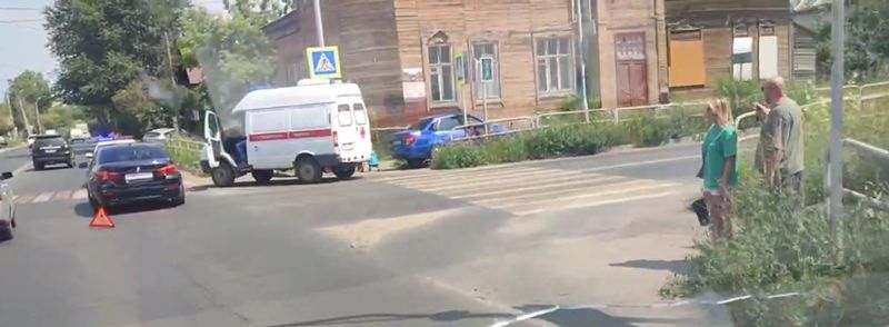В результате аварии в центре Сызрани Lada оказалась в сорняках