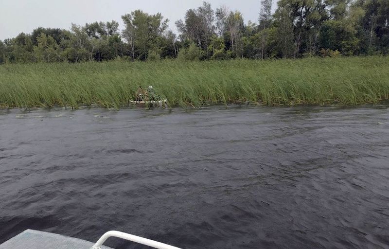 Ветер швырял по Волге катавшихся на сапборде людей