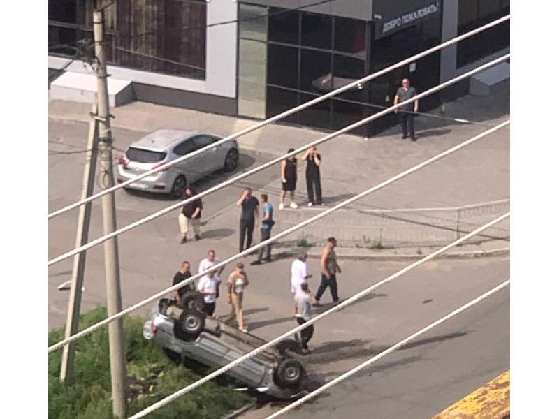 В Сызрани Lada опрокинулась на крышу в метре от бетонной опоры