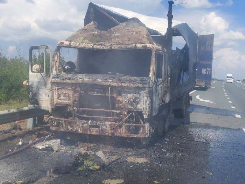 Груженый бутилированной водой MAN выгорел на трассе