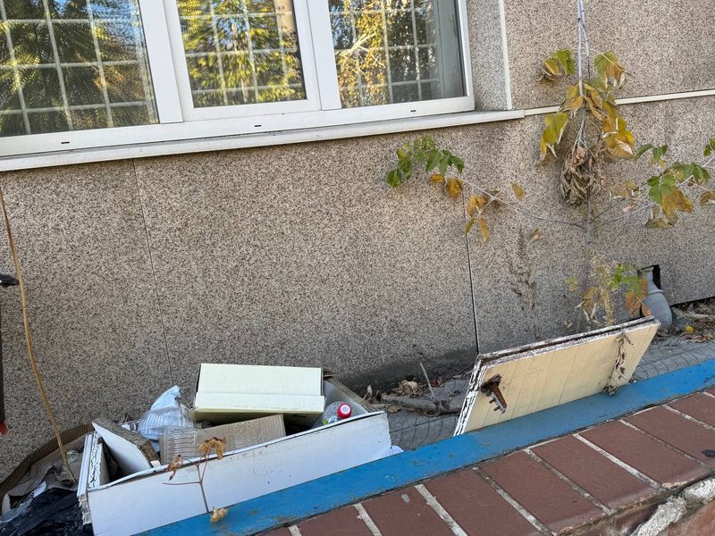 Территория перед популярным офисом маркетплейсов превращается в мусорный гадюшник