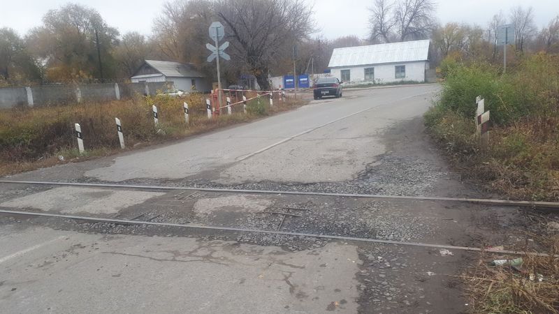 Жители Сызрани за свой счет чинят переезд через железную дорогу