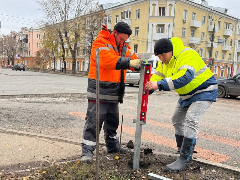 На улице Московской устанавливают ограждения - работа требует ювелирной точности