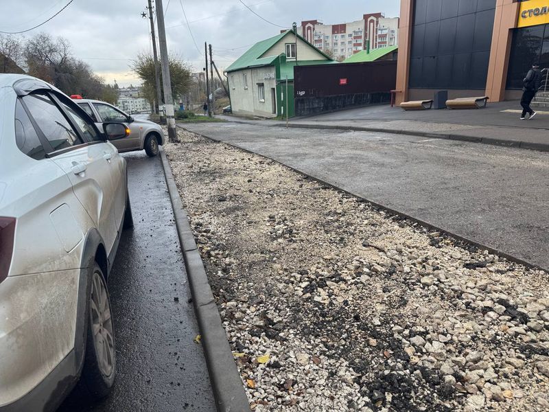 Высокие бордюры в центре Сызрани лишили автомобилистов парковки