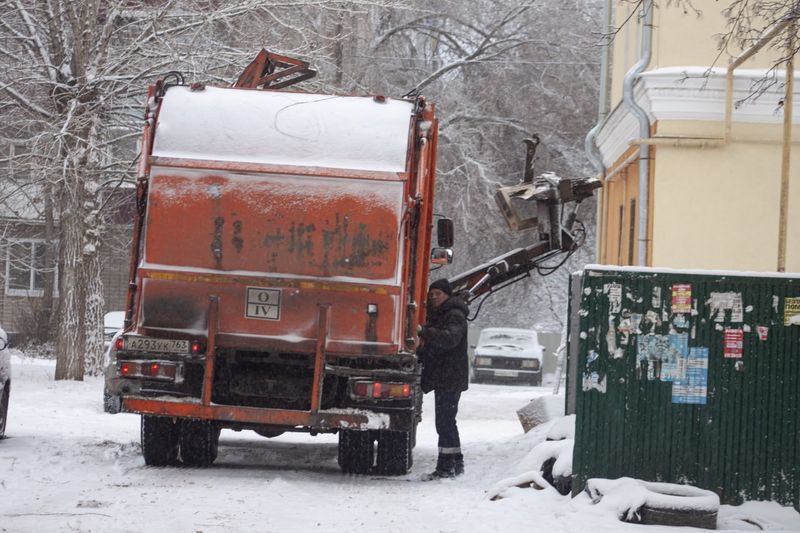 Сызрань не «встала» после снегопада, службы работают - ценой бессонной ночи водителей и трактористов