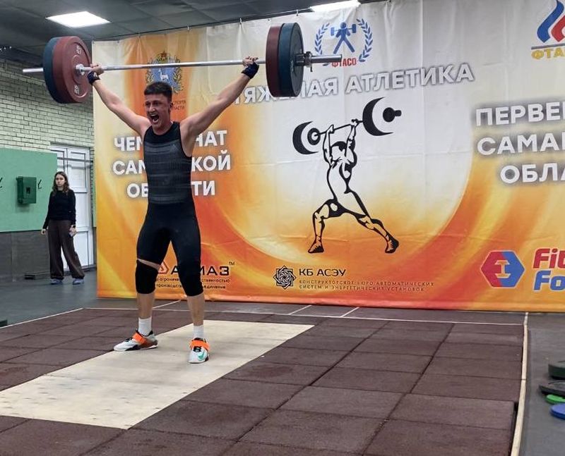 На областном Кубке тяжелоатлет Георгий Автанделян превзошел самого сильного соперника - себя