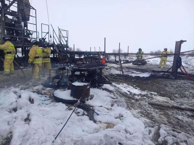 Обгоревших на пожаре на нефтескважине мужчин перевозят в более подходящую им больницу