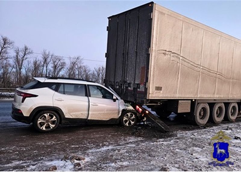 Нелепые ДТП отправили людей в больницу и надолго испортили жизнь автомобилистам: что творилось на дорогах 8 марта